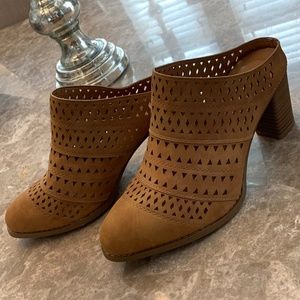 Avenue Women's Tan Boots Size 10 New Condition